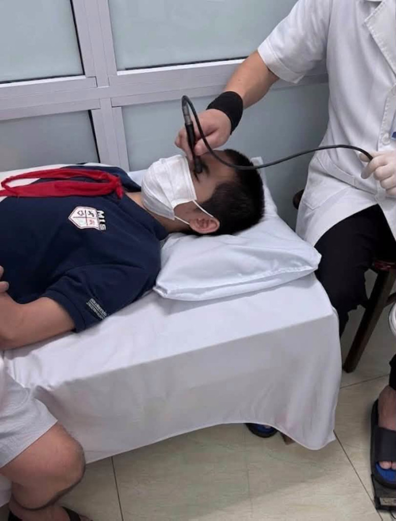 Tai nạn vỡ nh&atilde;n cầu ở trẻ em do bật &ocirc; trong mưa b&atilde;o 2026 - Ảnh 1.