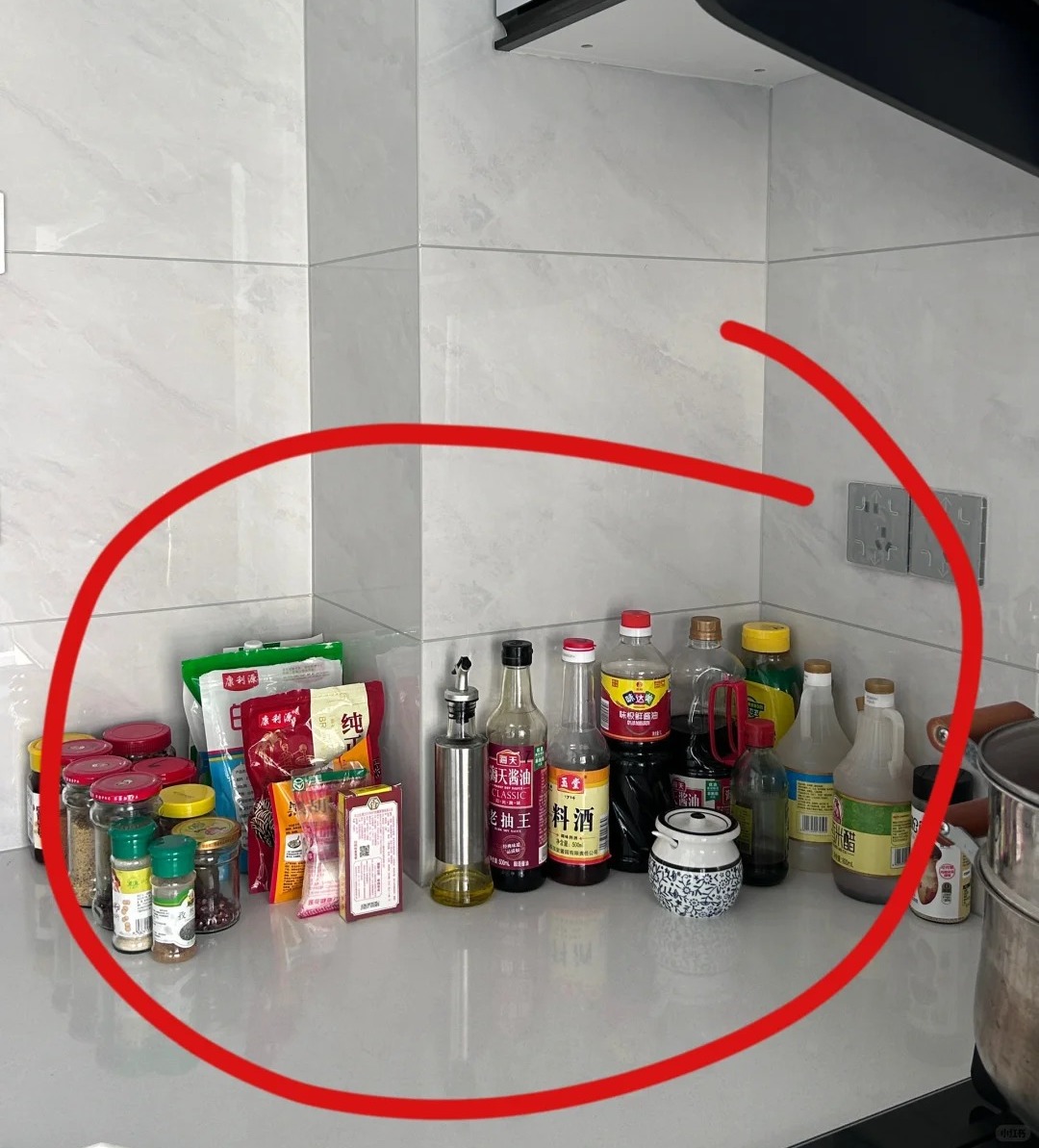 Từng thấy mẹo dọn bếp của người trung ni&ecirc;n qu&aacute; cầu kỳ, l&agrave;m theo mới hiểu: Bếp sạch l&acirc;u nhờ 5 c&aacute;ch rất đơn giản - Ảnh 1.