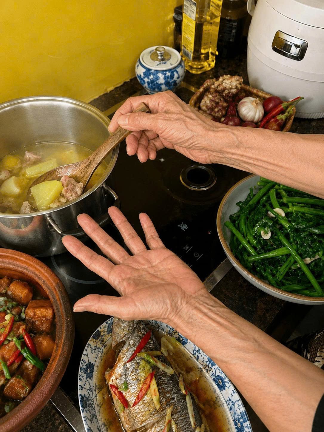 Đôi tay mẹ vun vén mâm cơm yêu thương: Đôi điều đôi tay chưa kể - Ảnh 1. Đôi tay mẹ vun vén mâm cơm yêu thương: Đôi điều đôi tay chưa kể - Ảnh 1.