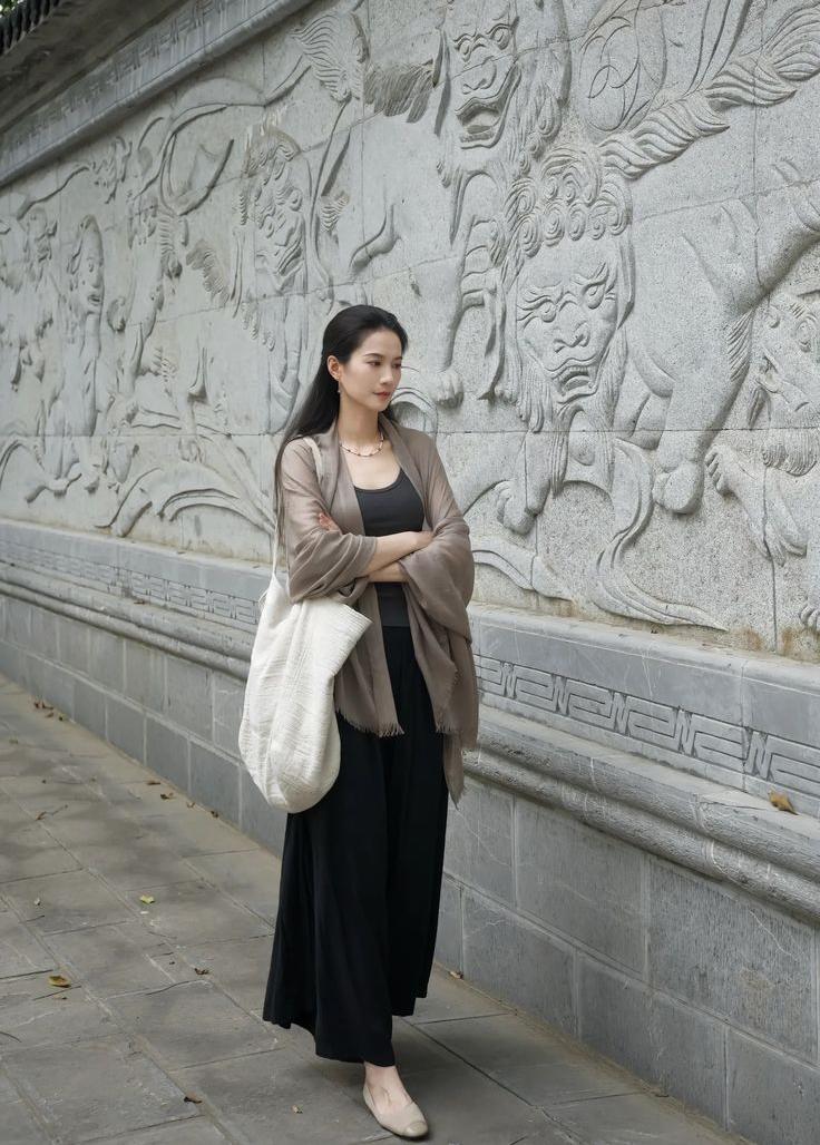 38 tuổi, tôi chỉ dùng 1 chiếc túi quanh năm: Tiết kiệm đôi khi bắt đầu từ việc hiểu thế nào là đủ - Ảnh 1.