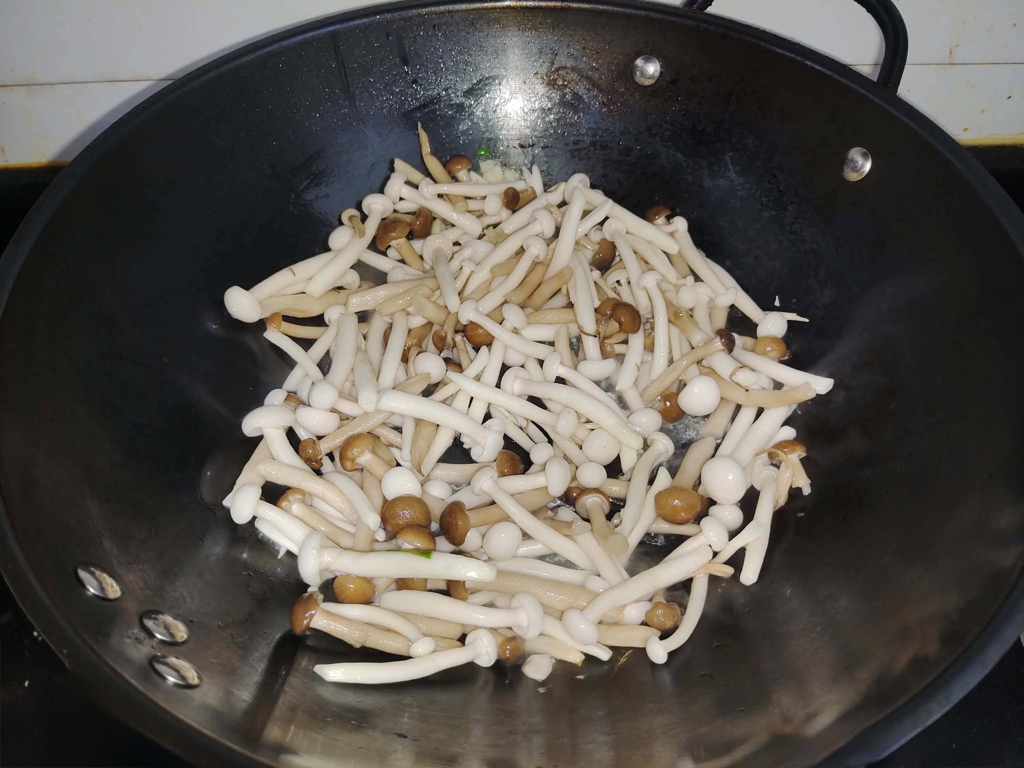 Món canh thơm ngon, sánh mịn với hương vị nấm đậm đà, khiến cả nhà ăn sạch nồi cơm - Ảnh 5. Món canh thơm ngon, sánh mịn với hương vị nấm đậm đà, khiến cả nhà ăn sạch nồi cơm - Ảnh 5.