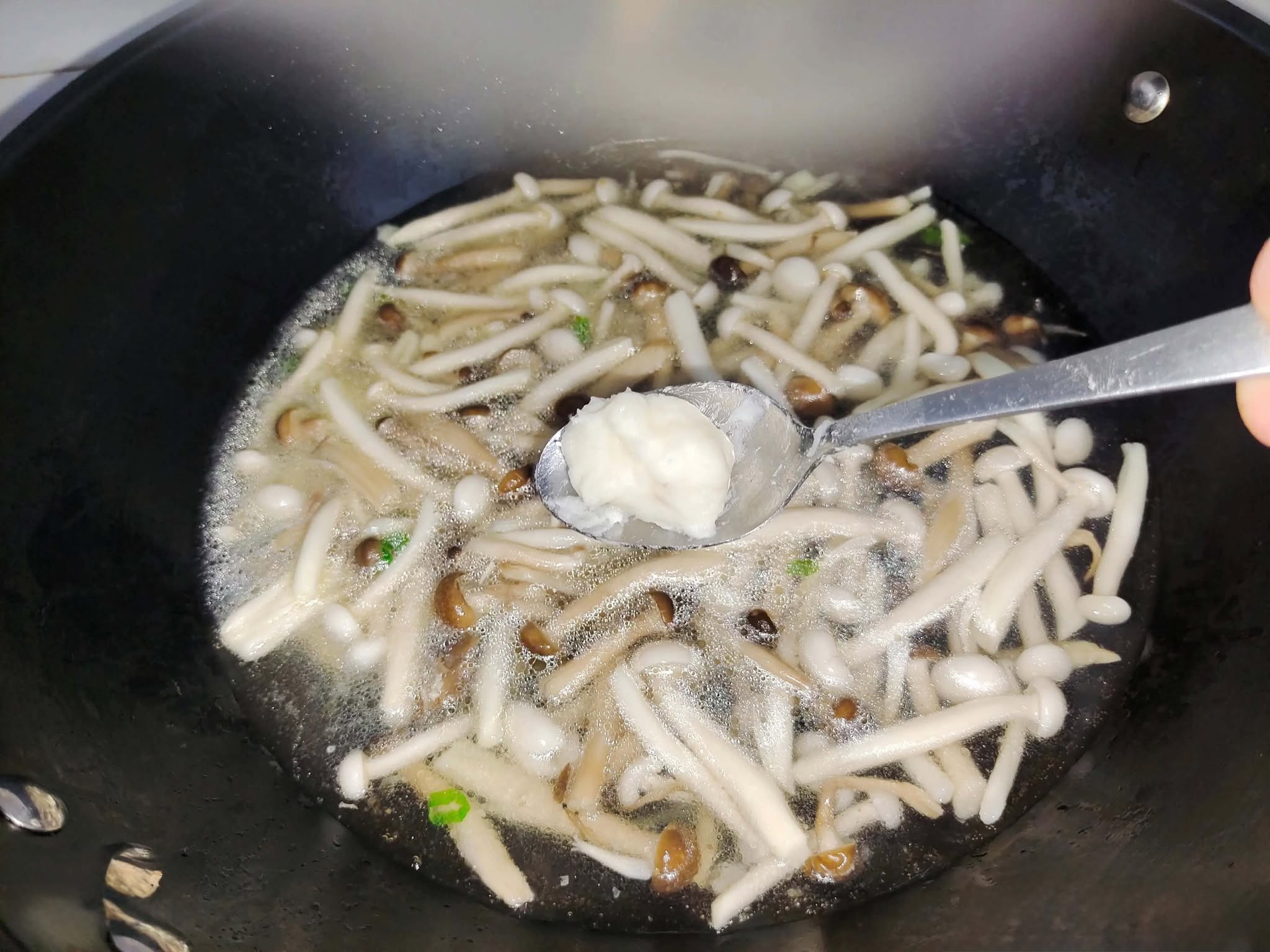 Món canh thơm ngon, sánh mịn với hương vị nấm đậm đà, khiến cả nhà ăn sạch nồi cơm - Ảnh 6. Món canh thơm ngon, sánh mịn với hương vị nấm đậm đà, khiến cả nhà ăn sạch nồi cơm - Ảnh 6.