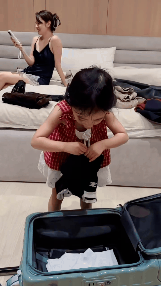 Con g&aacute;i Bảo Anh 3 tuổi xinh như thi&ecirc;n thần, l&agrave;m trợ l&yacute; cho mẹ được d&acirc;n t&igrave;nh khen hết lời - Ảnh 1.