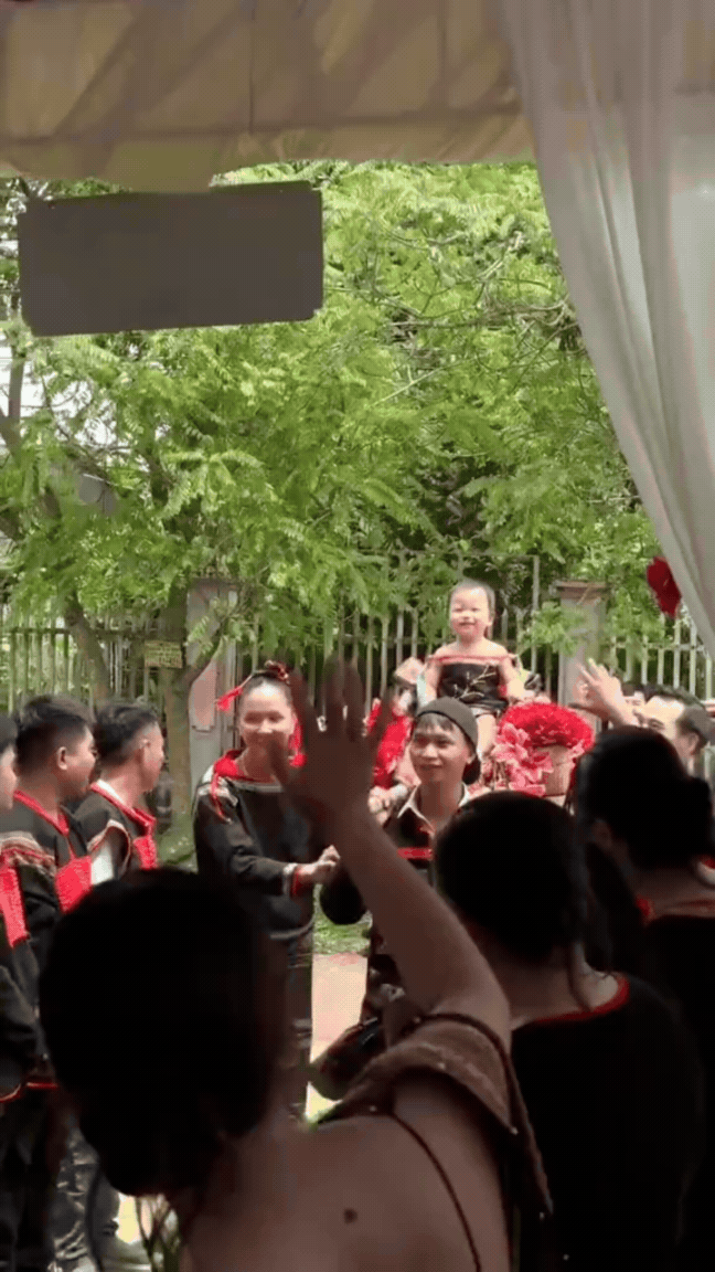 Hoa hậu H&rsquo;Hen Ni&ecirc; l&agrave;m hơn 80 m&acirc;m cỗ, rước kiệu mừng th&ocirc;i n&ocirc;i con g&aacute;i- Ảnh 6.