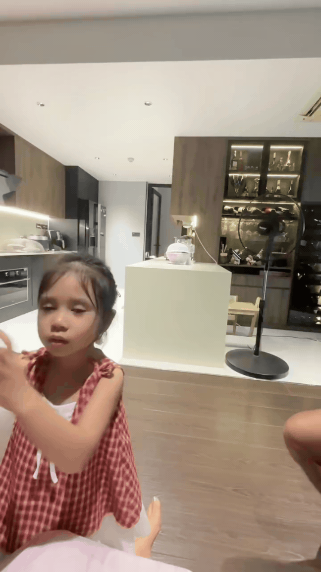 Con g&aacute;i Bảo Anh 3 tuổi xinh như thi&ecirc;n thần, l&agrave;m trợ l&yacute; cho mẹ được d&acirc;n t&igrave;nh khen hết lời - Ảnh 3.