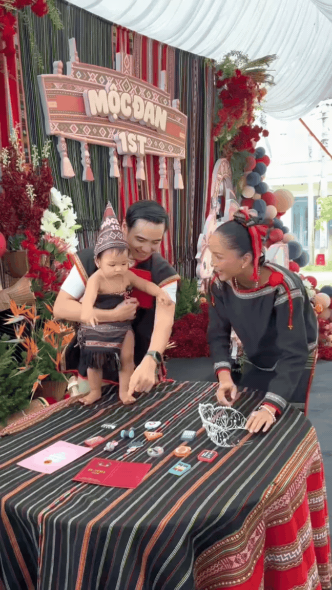 Hoa hậu H&rsquo;Hen Ni&ecirc; l&agrave;m hơn 80 m&acirc;m cỗ, rước kiệu mừng th&ocirc;i n&ocirc;i con g&aacute;i- Ảnh 7.