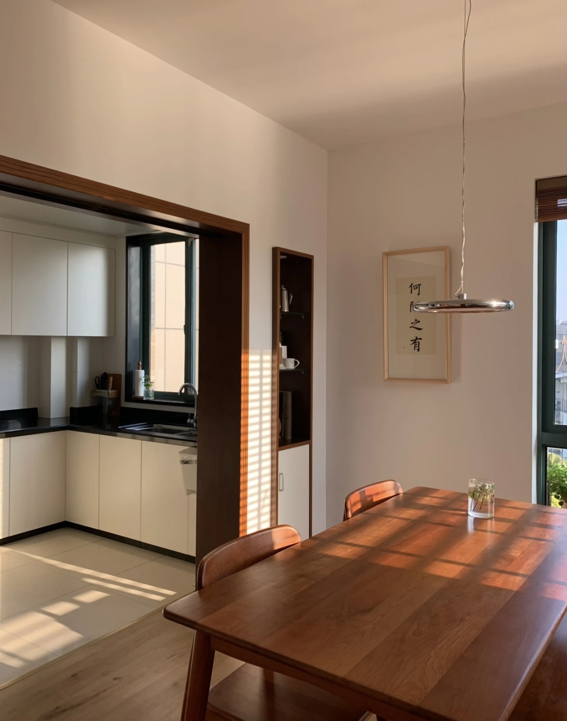 Xem 2 ng&ocirc;i nh&agrave; n&agrave;y mới hiểu v&igrave; sao ng&agrave;y c&agrave;ng nhiều người bỏ sofa, b&agrave;n tr&agrave; v&agrave; kệ tivi - Ảnh 5.
