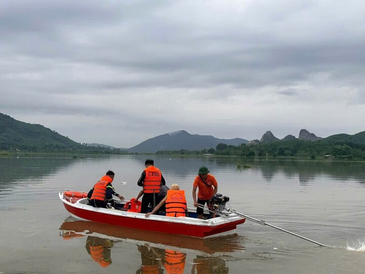 3 Người ở Thanh H&oacute;a bị lũ cuốn khi đi đ&aacute;nh c&aacute; , t&igrave;m kiếm nạn nh&acirc;n vẫn tiếp diễn - Ảnh 1.