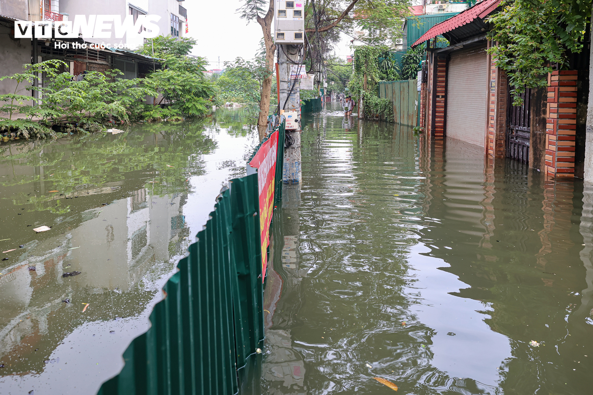 H&agrave; Nội 2026: Người d&acirc;n Tứ Li&ecirc;n vật lộn trong ngập lụt 5 ng&agrave;y kh&ocirc;ng điện , nước sạch - Ảnh 2.