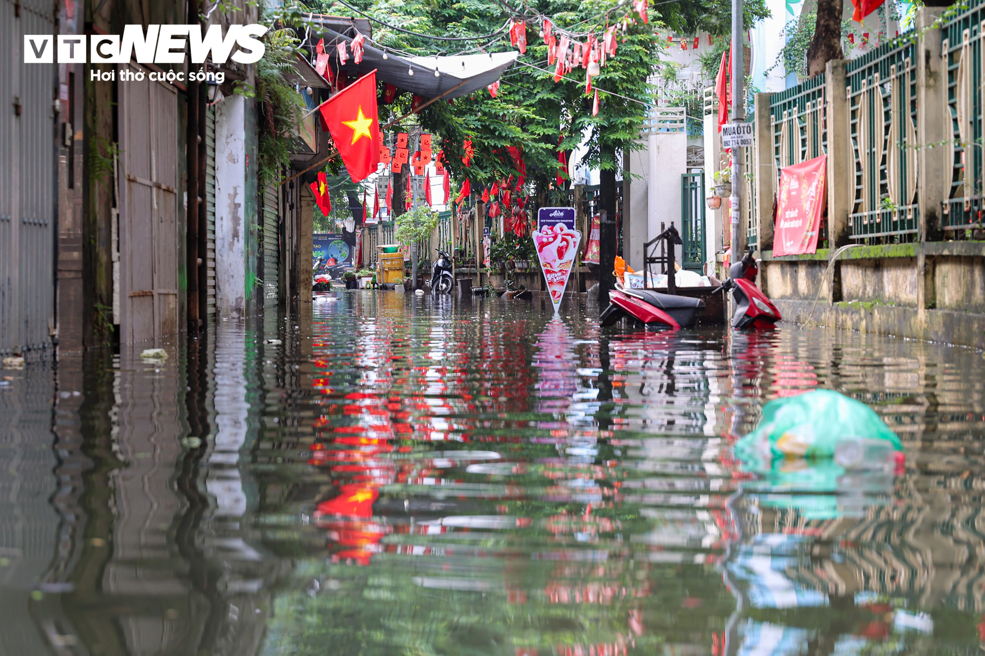 H&agrave; Nội 2026: Người d&acirc;n Tứ Li&ecirc;n vật lộn trong ngập lụt 5 ng&agrave;y kh&ocirc;ng điện , nước sạch - Ảnh 1.