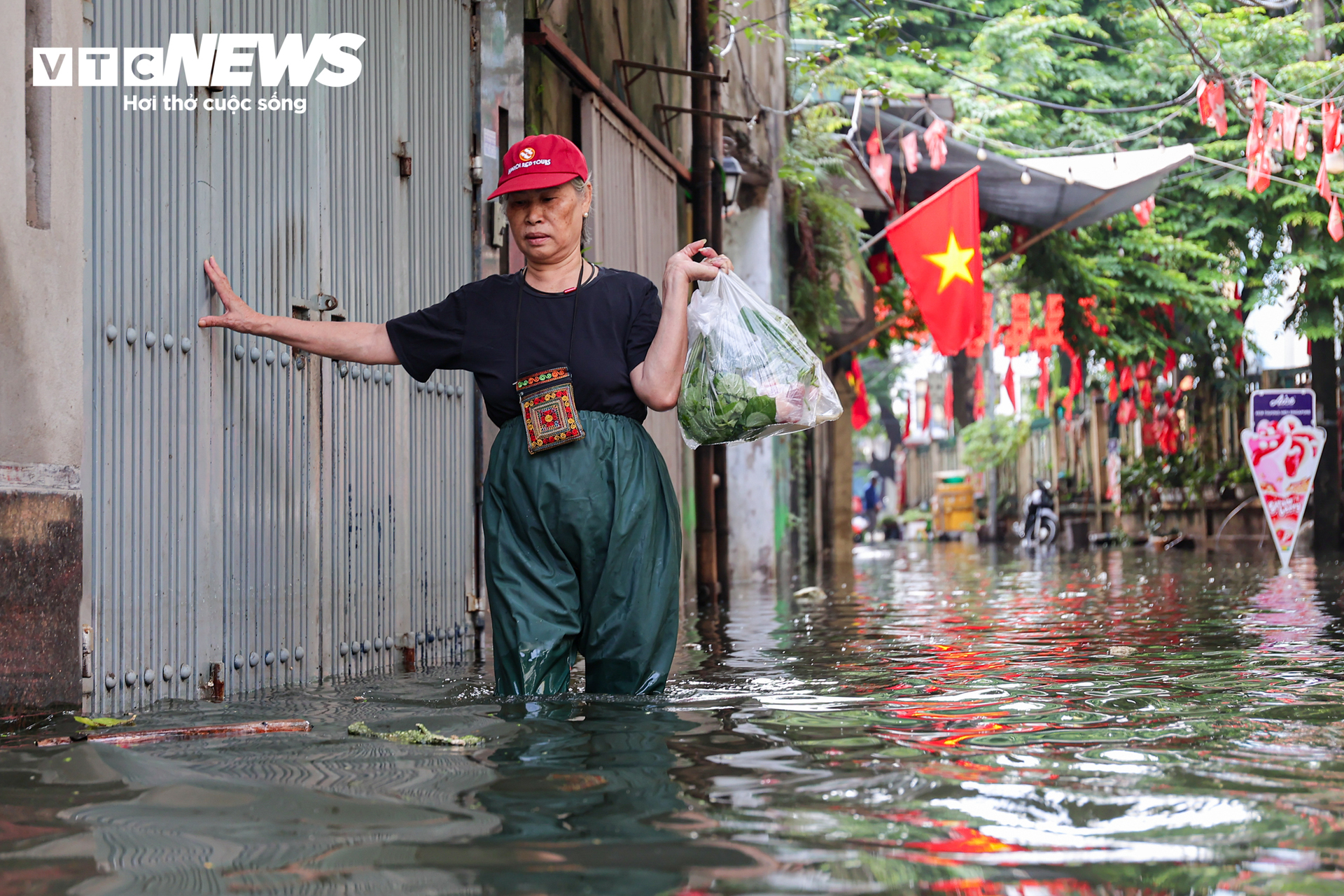 H&agrave; Nội 2026: Người d&acirc;n Tứ Li&ecirc;n vật lộn trong ngập lụt 5 ng&agrave;y kh&ocirc;ng điện , nước sạch - Ảnh 4.