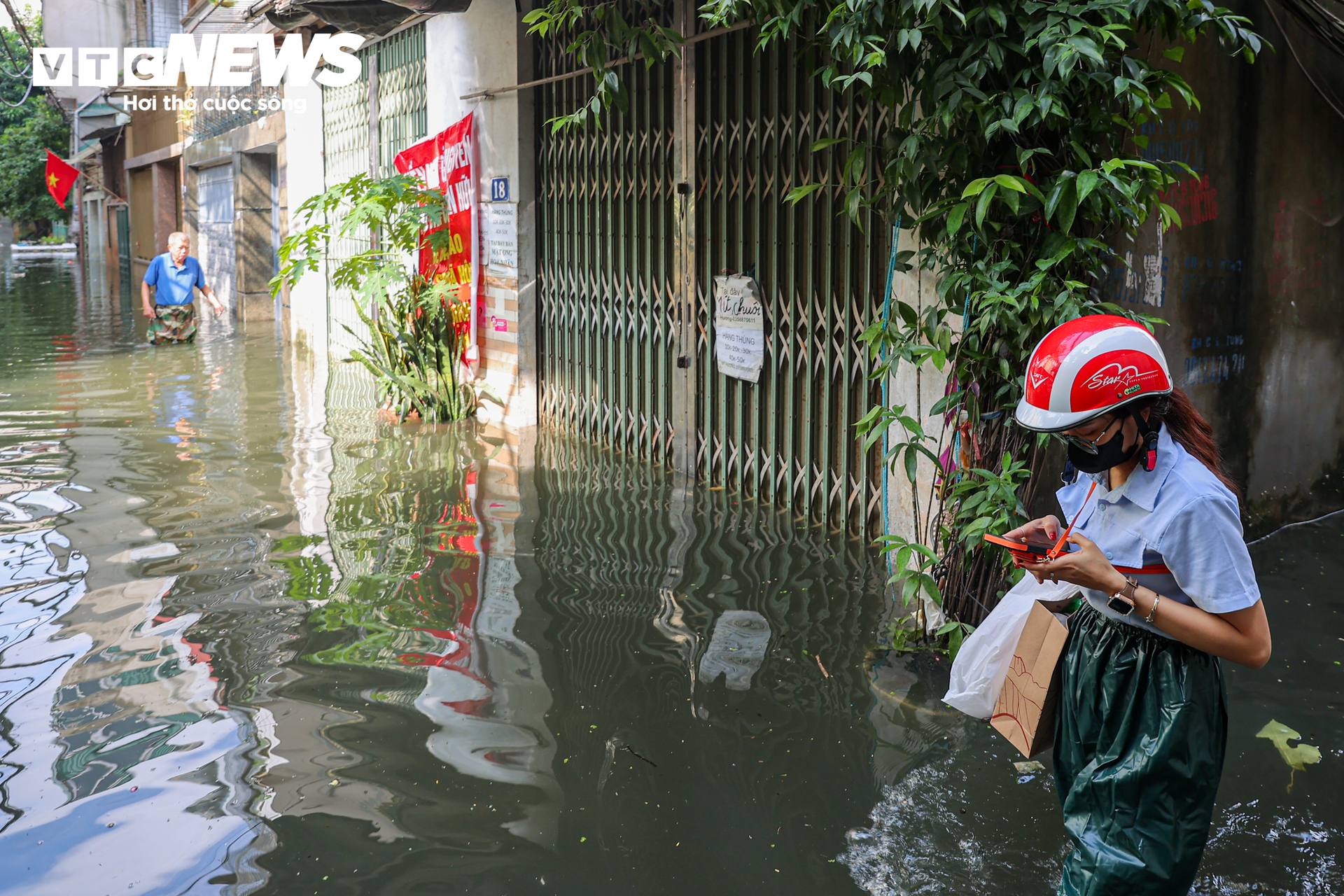 H&agrave; Nội 2026: Người d&acirc;n Tứ Li&ecirc;n vật lộn trong ngập lụt 5 ng&agrave;y kh&ocirc;ng điện , nước sạch - Ảnh 14.