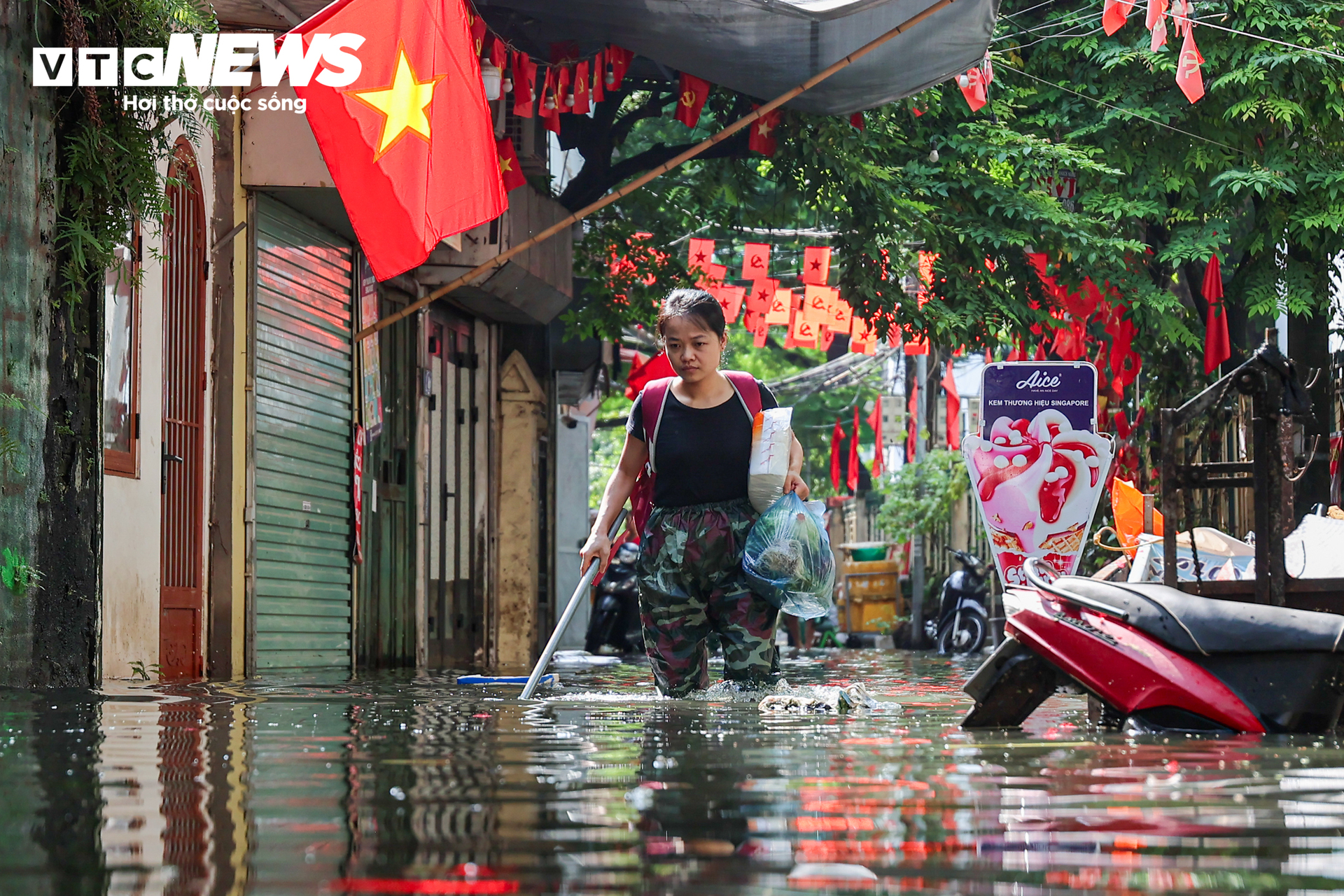 H&agrave; Nội 2026: Người d&acirc;n Tứ Li&ecirc;n vật lộn trong ngập lụt 5 ng&agrave;y kh&ocirc;ng điện , nước sạch - Ảnh 3.