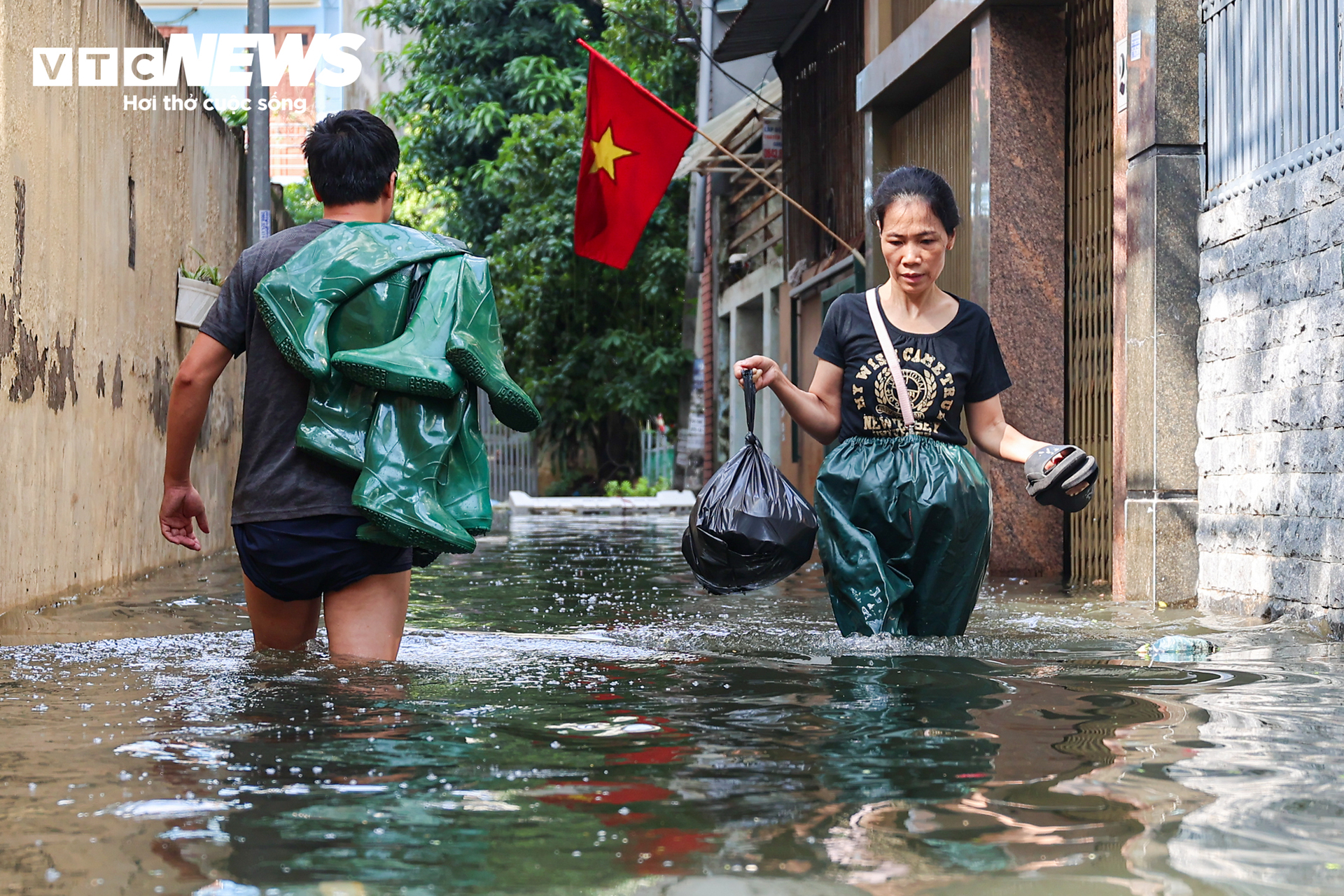 H&agrave; Nội 2026: Người d&acirc;n Tứ Li&ecirc;n vật lộn trong ngập lụt 5 ng&agrave;y kh&ocirc;ng điện , nước sạch - Ảnh 13.