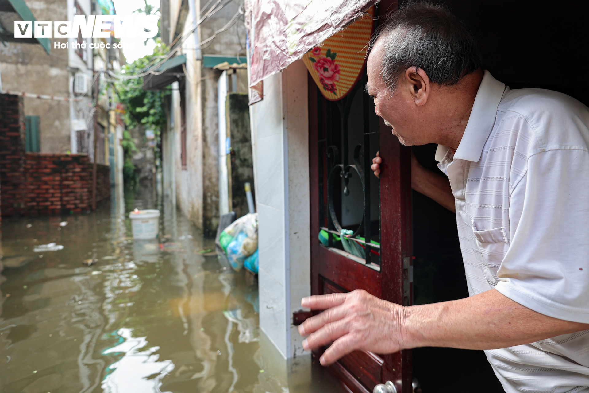 H&agrave; Nội 2026: Người d&acirc;n Tứ Li&ecirc;n vật lộn trong ngập lụt 5 ng&agrave;y kh&ocirc;ng điện , nước sạch - Ảnh 17.