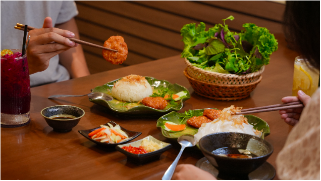 Một bữa ăn, nhiều đặc sản Việt Nam: Chuyến du lịch vị gi&aacute;c ngay giữa TP.HCM - Ảnh 3.