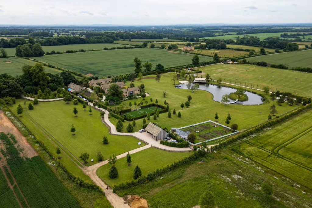 David Beckham v&agrave; trang trại nu&ocirc;i g&agrave; 100 . 000 M2 Tại Cotswolds năm 2026 - Ảnh 3.
