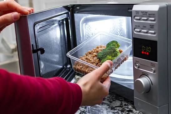 Đựng thức ăn bằng hộp nhựa: Rất nhiều gia đ&igrave;nh mắc phải sai lầm trầm trọng n&agrave;y - Ảnh 3.