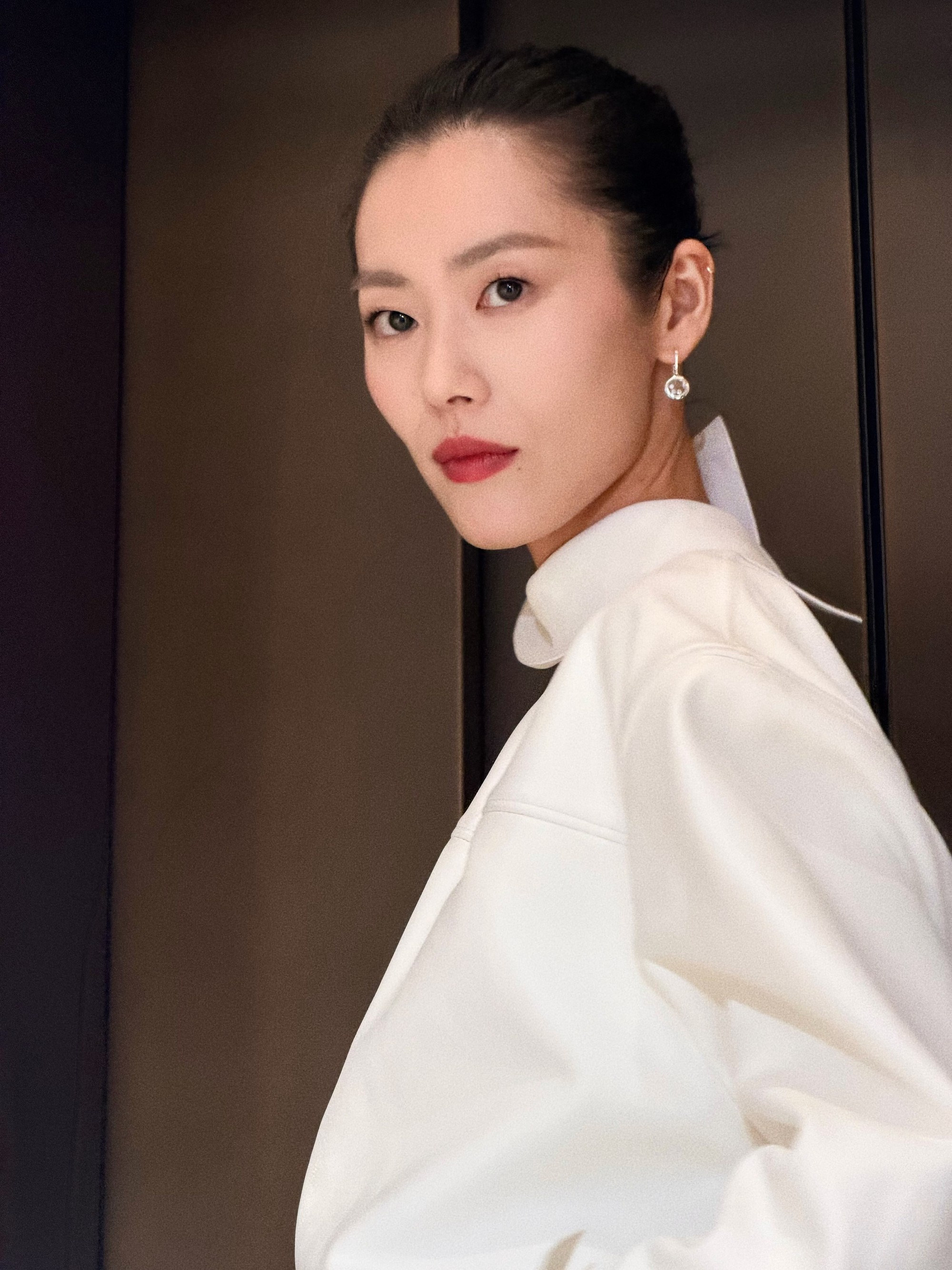 Lưu Văn v&agrave; Bella Hadid: Cuộc đọ sắc tại sự kiện Chopard 2026 - Ảnh 3.