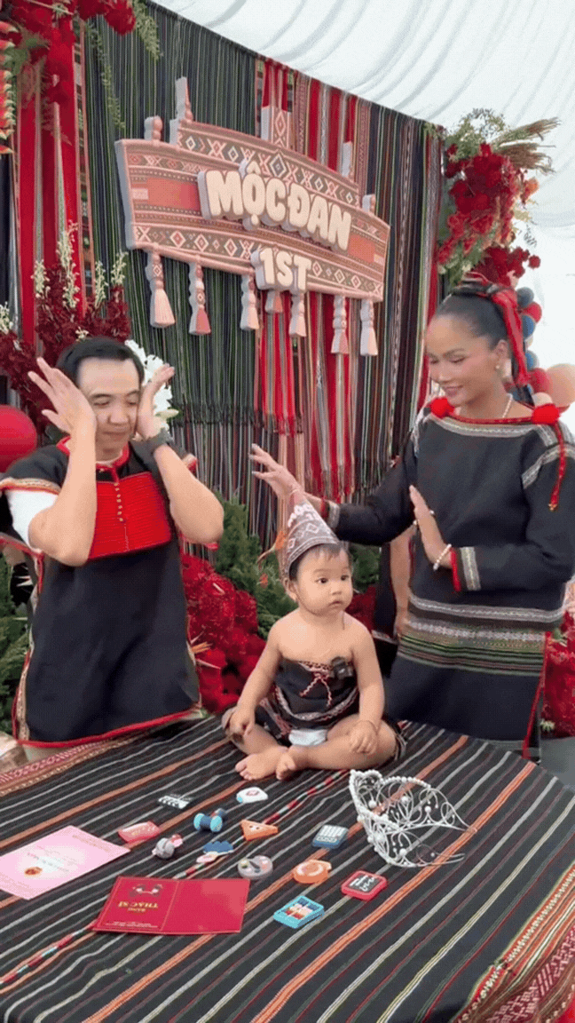 Hoa hậu H&rsquo;Hen Ni&ecirc; l&agrave;m hơn 80 m&acirc;m cỗ, rước kiệu mừng th&ocirc;i n&ocirc;i con g&aacute;i- Ảnh 8.