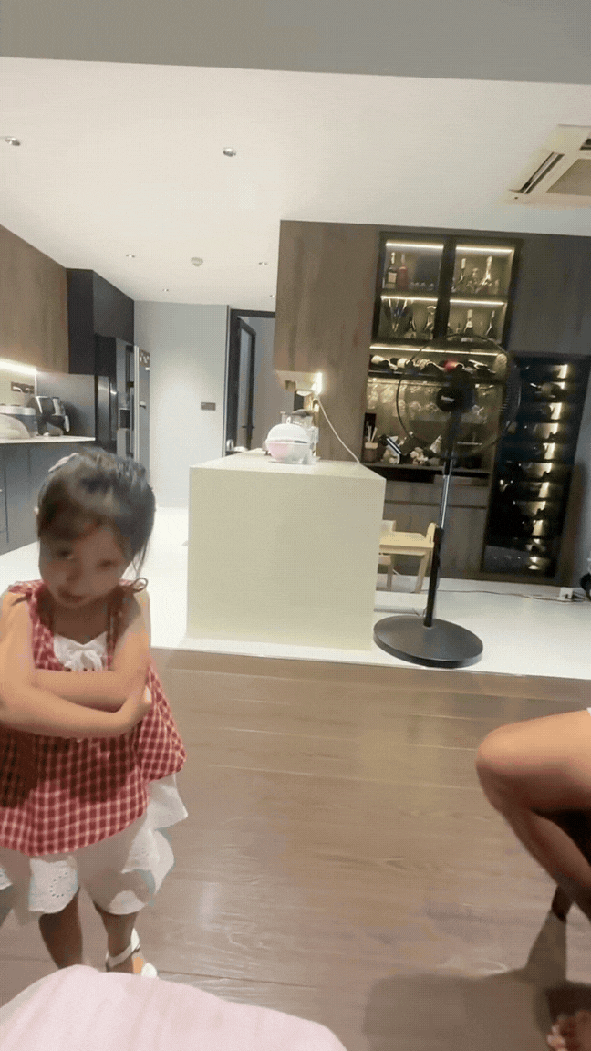 Con g&aacute;i Bảo Anh 3 tuổi xinh như thi&ecirc;n thần, l&agrave;m trợ l&yacute; cho mẹ được d&acirc;n t&igrave;nh khen hết lời - Ảnh 4.