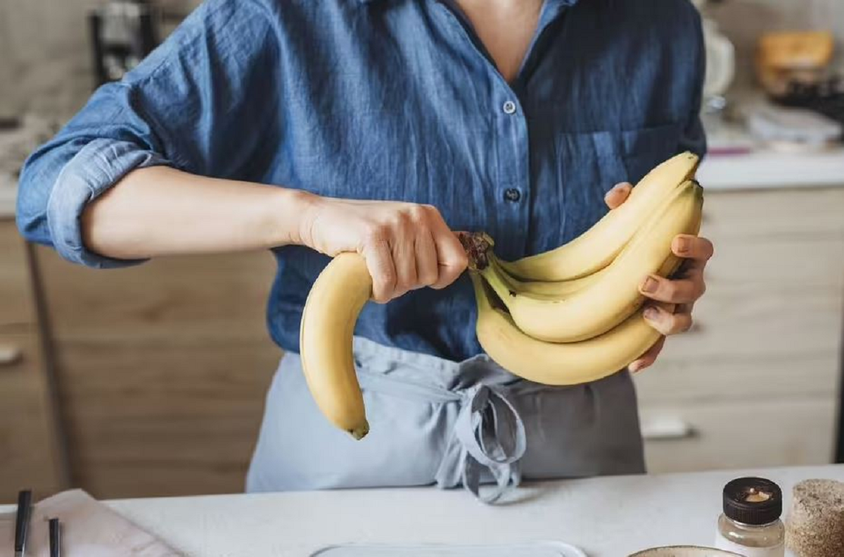 B&iacute; quyết giữ chuối ch&iacute;n l&acirc;u hơn: 3 c&aacute;ch đơn giản, dễ l&agrave;m ngay tại nh&agrave; - Ảnh 1.