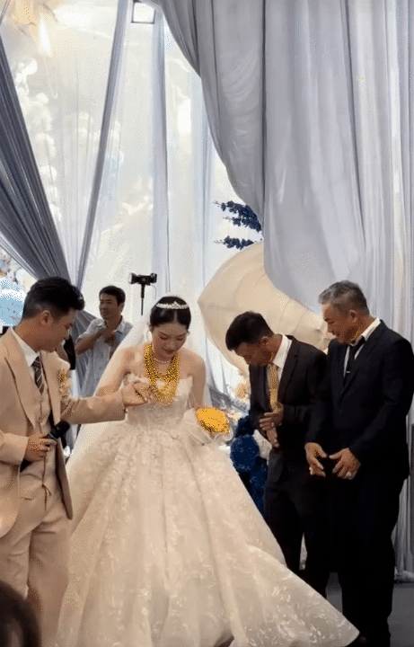Thiếu gia tiệm v&agrave;ng miền T&acirc;y cưới vợ: Chi v&agrave;i trăm triệu dựng cổng cưới long - phụng d&agrave;i 50m, b&agrave; con thi nhau đến check-in - Ảnh 8.