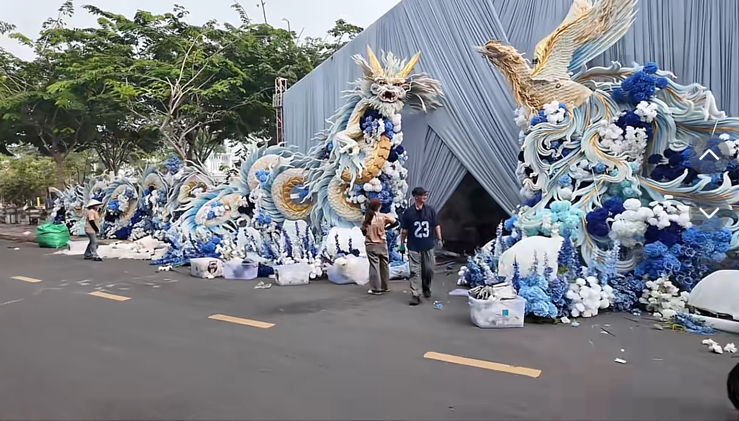 Thiếu gia tiệm v&agrave;ng miền T&acirc;y cưới vợ: Chi v&agrave;i trăm triệu dựng cổng cưới long - phụng d&agrave;i 50m, b&agrave; con thi nhau đến check-in - Ảnh 5.