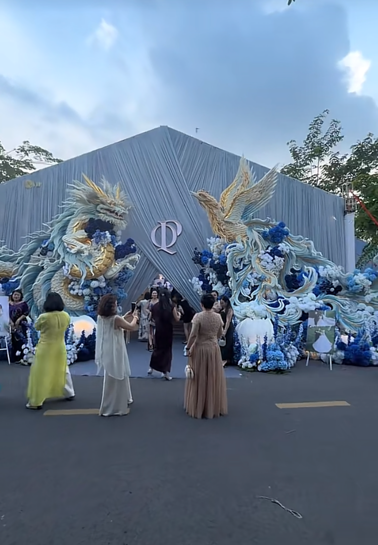 Thiếu gia tiệm v&agrave;ng miền T&acirc;y cưới vợ: Chi v&agrave;i trăm triệu dựng cổng cưới long - phụng d&agrave;i 50m, b&agrave; con thi nhau đến check-in - Ảnh 2.