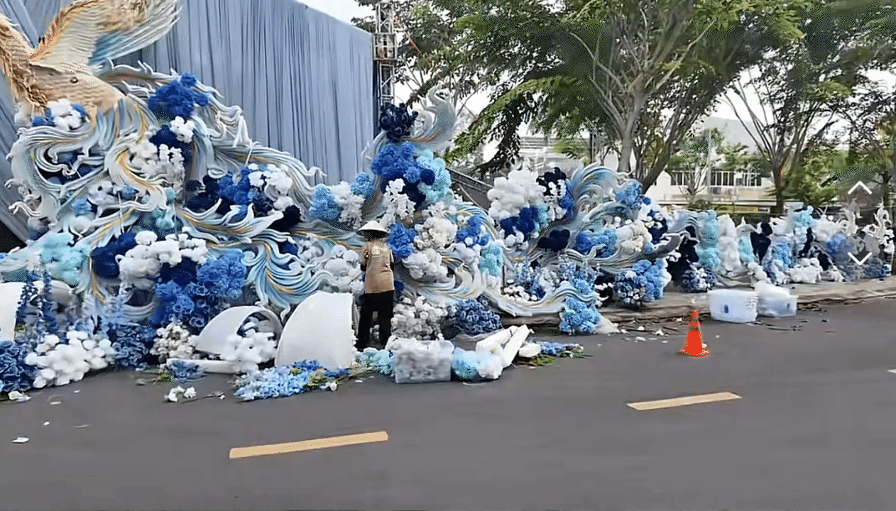 Thiếu gia tiệm v&agrave;ng miền T&acirc;y cưới vợ: Chi v&agrave;i trăm triệu dựng cổng cưới long - phụng d&agrave;i 50m, b&agrave; con thi nhau đến check-in - Ảnh 3.