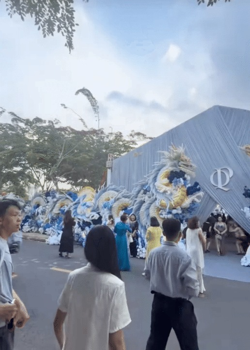 Thiếu gia tiệm v&agrave;ng miền T&acirc;y cưới vợ: Chi v&agrave;i trăm triệu dựng cổng cưới long - phụng d&agrave;i 50m, b&agrave; con thi nhau đến check-in - Ảnh 1.