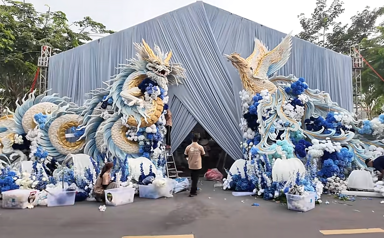 Thiếu gia tiệm v&agrave;ng miền T&acirc;y cưới vợ: Chi v&agrave;i trăm triệu dựng cổng cưới long - phụng d&agrave;i 50m, b&agrave; con thi nhau đến check-in - Ảnh 4.