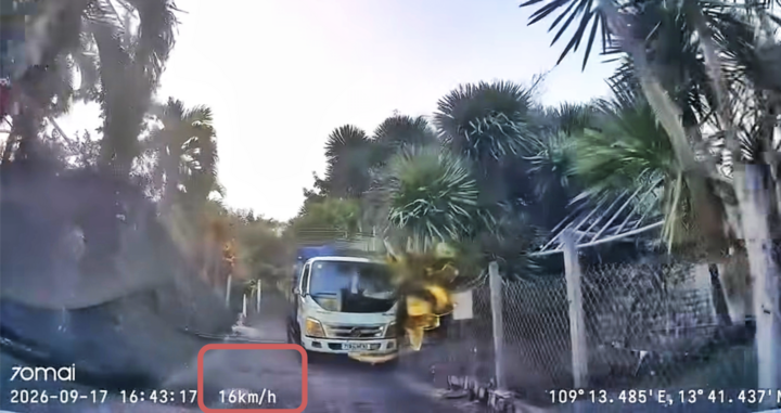 T&agrave;i xế l&ugrave;i xe ' cực n&eacute;t ' n&eacute; c&uacute; đ&acirc;m trực diện của xe tải tại Gia Lai - Ảnh 1.