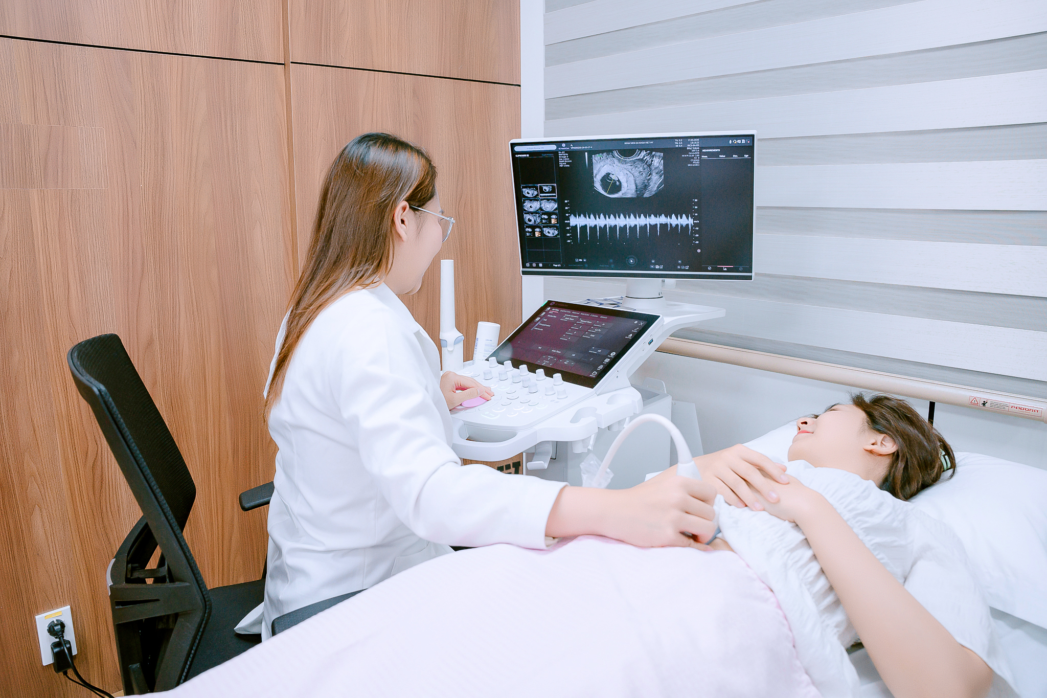 Người trẻ kết hôn muộn, chuyện sinh con tính thế nào? - Ảnh 1.