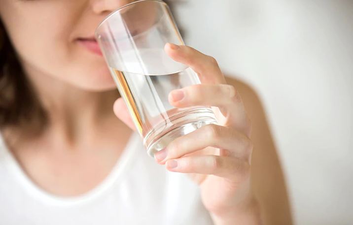 Uống nước ấm mỗi s&aacute;ng khi bụng đ&oacute;i, người phụ nữ 50 tuổi bất ngờ khi đi kh&aacute;m - Ảnh 1.