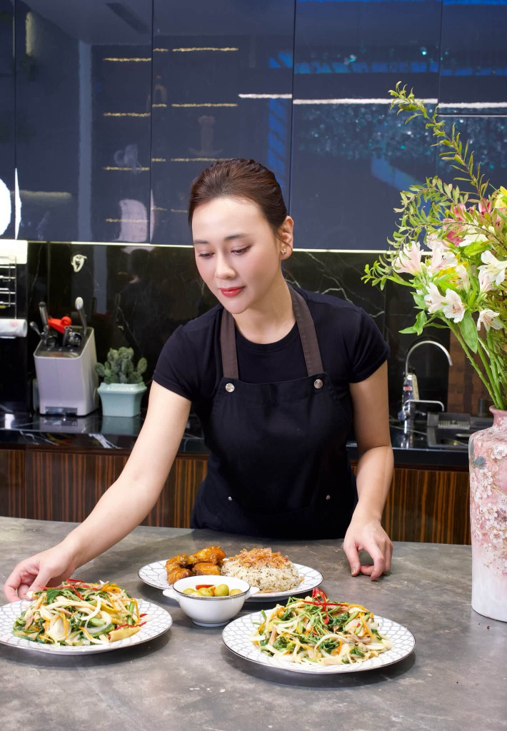 Cơm nh&agrave; ng&agrave;y lễ của Phương Oanh với m&acirc;m cơm hấp dẫn v&agrave; đơn giản - Ảnh 1.