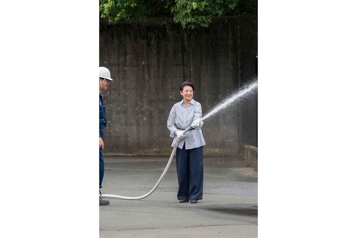 Ho&agrave;ng gia Nhật Bản c&ugrave;ng tham gia diễn tập ph&ograve;ng chống thi&ecirc;n tai thường ni&ecirc;n, h&igrave;nh ảnh giản dị của C&ocirc;ng ch&uacute;a Aiko tiếp tục g&acirc;y ch&uacute; &yacute;- Ảnh 2.