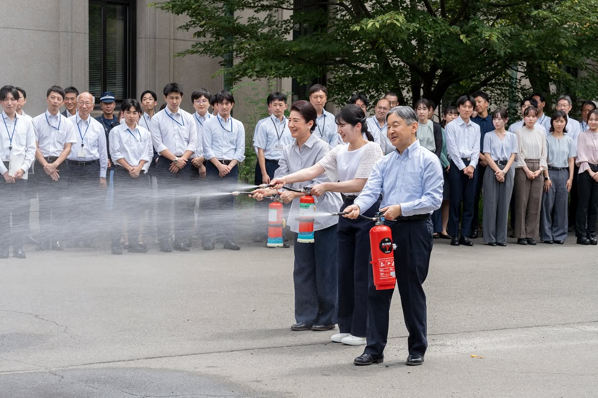Ho&agrave;ng gia Nhật Bản c&ugrave;ng tham gia diễn tập ph&ograve;ng chống thi&ecirc;n tai thường ni&ecirc;n, h&igrave;nh ảnh giản dị của C&ocirc;ng ch&uacute;a Aiko tiếp tục g&acirc;y ch&uacute; &yacute;- Ảnh 4.