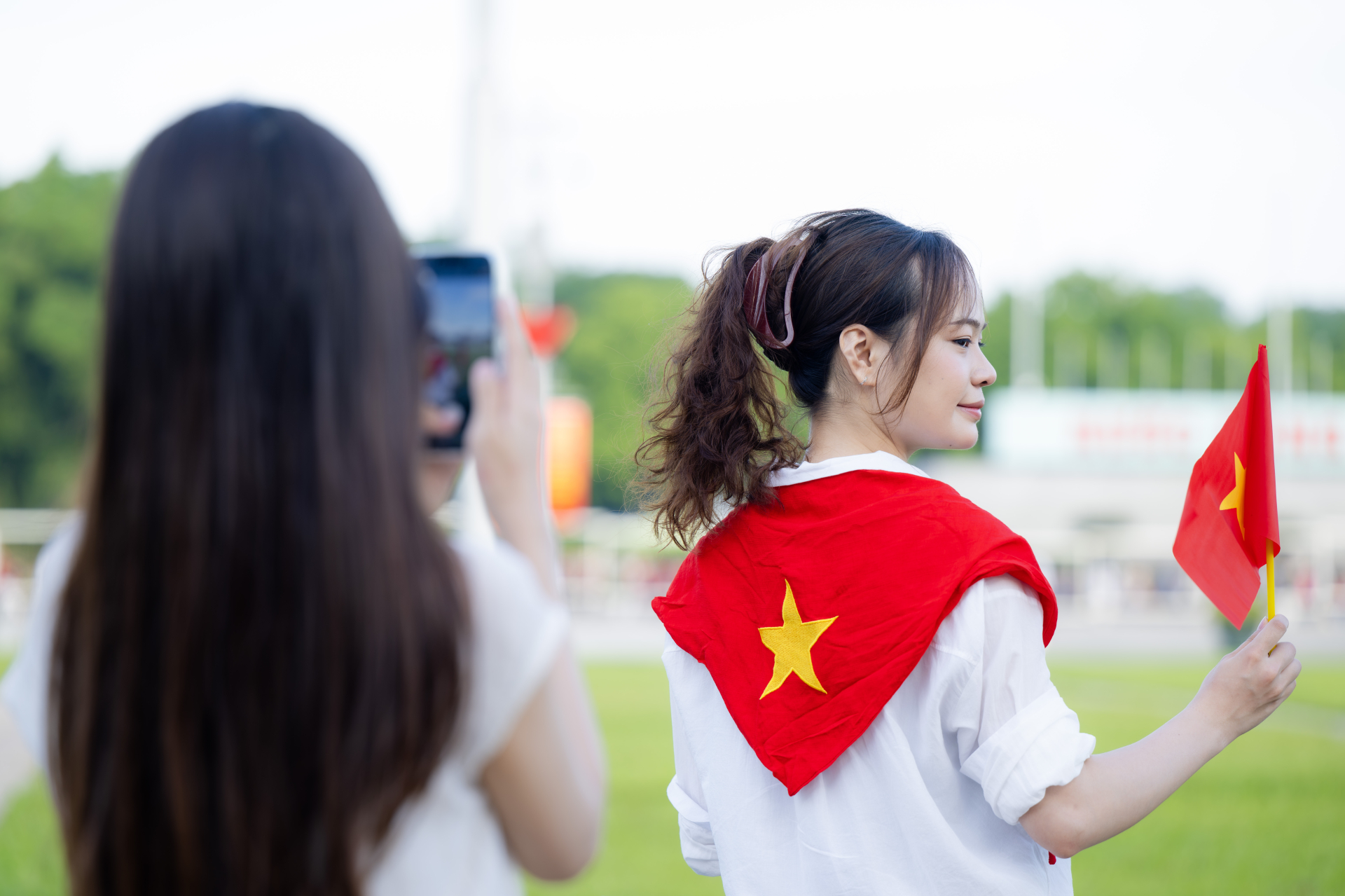 Giới trẻ H&agrave; Nội xếp h&agrave;ng v&agrave;o Lăng B&aacute;c v&agrave; chụp ảnh &aacute;o d&agrave;i b&ecirc;n di t&iacute;ch Nh&agrave; t&ugrave; Hỏa L&ograve; - Ảnh 1.