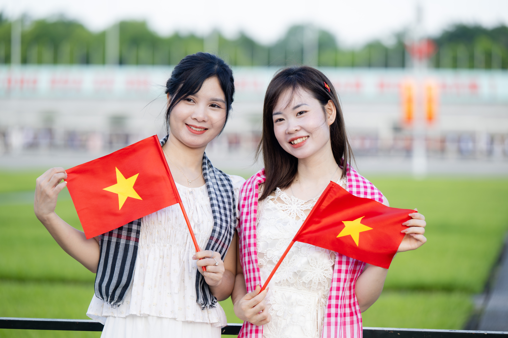 Giới trẻ H&agrave; Nội xếp h&agrave;ng v&agrave;o Lăng B&aacute;c v&agrave; chụp ảnh &aacute;o d&agrave;i b&ecirc;n di t&iacute;ch Nh&agrave; t&ugrave; Hỏa L&ograve; - Ảnh 2.