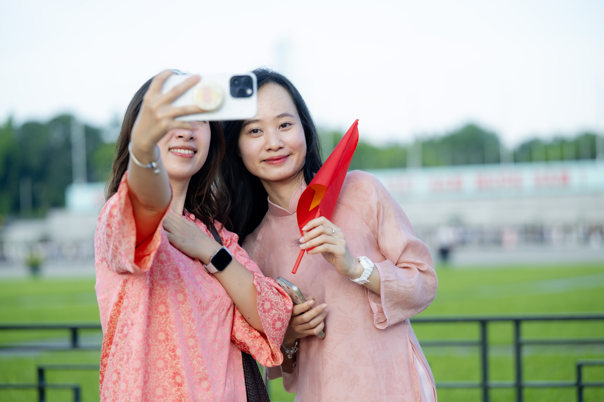 Giới trẻ H&agrave; Nội xếp h&agrave;ng v&agrave;o Lăng B&aacute;c v&agrave; chụp ảnh &aacute;o d&agrave;i b&ecirc;n di t&iacute;ch Nh&agrave; t&ugrave; Hỏa L&ograve; - Ảnh 3.