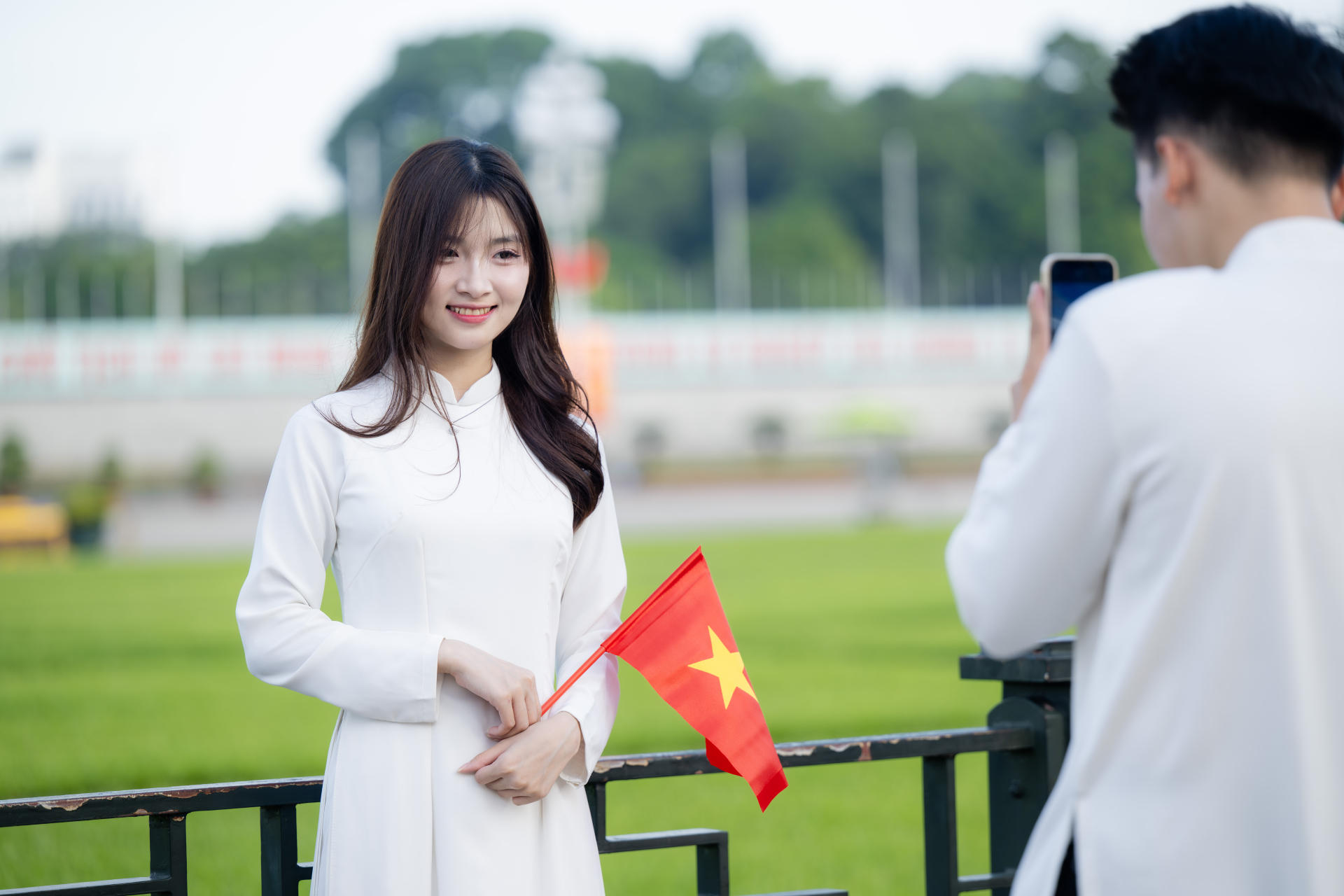Giới trẻ H&agrave; Nội xếp h&agrave;ng v&agrave;o Lăng B&aacute;c v&agrave; chụp ảnh &aacute;o d&agrave;i b&ecirc;n di t&iacute;ch Nh&agrave; t&ugrave; Hỏa L&ograve; - Ảnh 4.