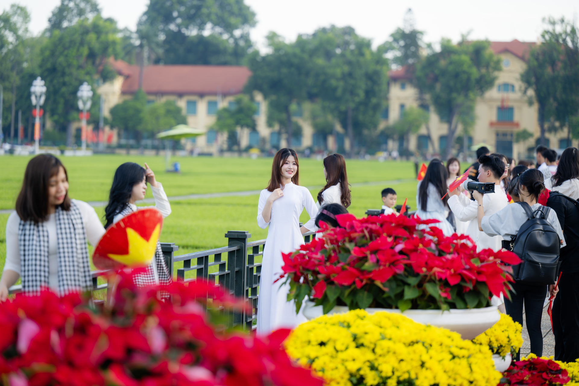Giới trẻ H&agrave; Nội xếp h&agrave;ng v&agrave;o Lăng B&aacute;c v&agrave; chụp ảnh &aacute;o d&agrave;i b&ecirc;n di t&iacute;ch Nh&agrave; t&ugrave; Hỏa L&ograve; - Ảnh 28.