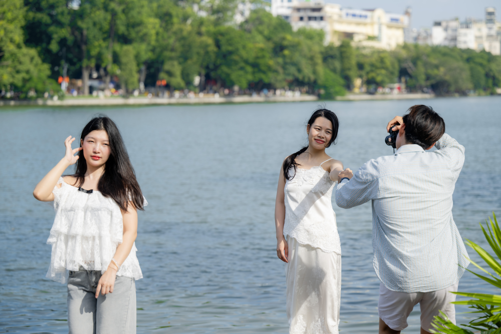 Giới trẻ H&agrave; Nội xếp h&agrave;ng v&agrave;o Lăng B&aacute;c v&agrave; chụp ảnh &aacute;o d&agrave;i b&ecirc;n di t&iacute;ch Nh&agrave; t&ugrave; Hỏa L&ograve; - Ảnh 23.