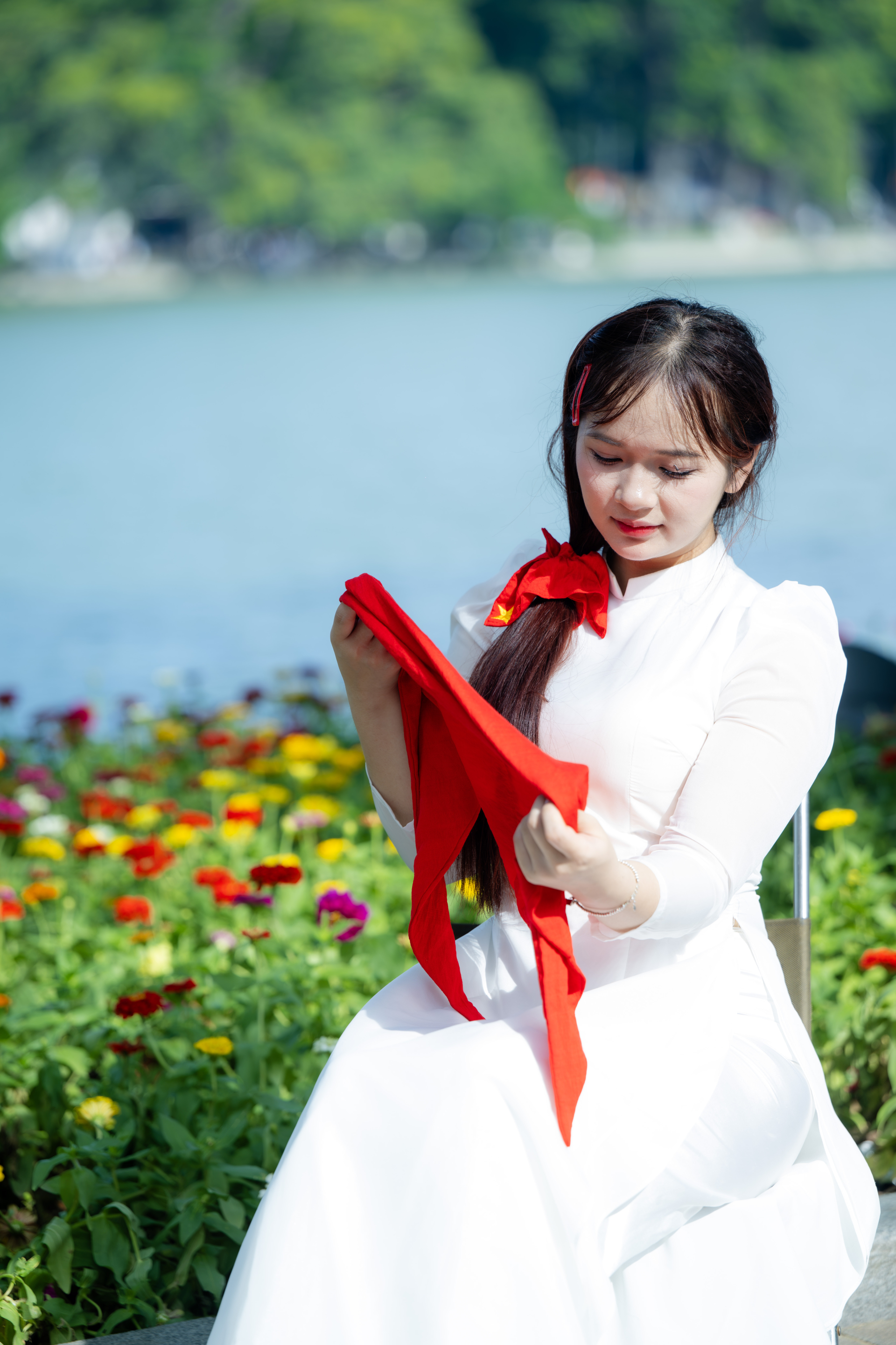 Giới trẻ H&agrave; Nội xếp h&agrave;ng v&agrave;o Lăng B&aacute;c v&agrave; chụp ảnh &aacute;o d&agrave;i b&ecirc;n di t&iacute;ch Nh&agrave; t&ugrave; Hỏa L&ograve; - Ảnh 24.