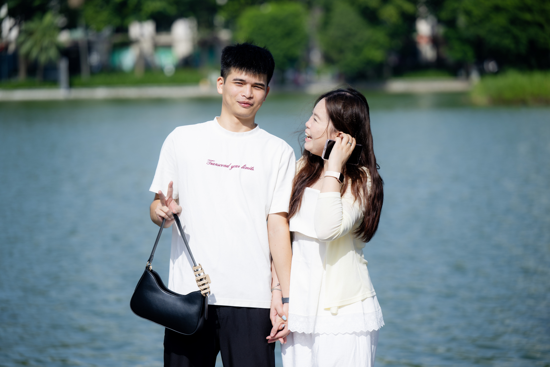 Giới trẻ H&agrave; Nội xếp h&agrave;ng v&agrave;o Lăng B&aacute;c v&agrave; chụp ảnh &aacute;o d&agrave;i b&ecirc;n di t&iacute;ch Nh&agrave; t&ugrave; Hỏa L&ograve; - Ảnh 25.