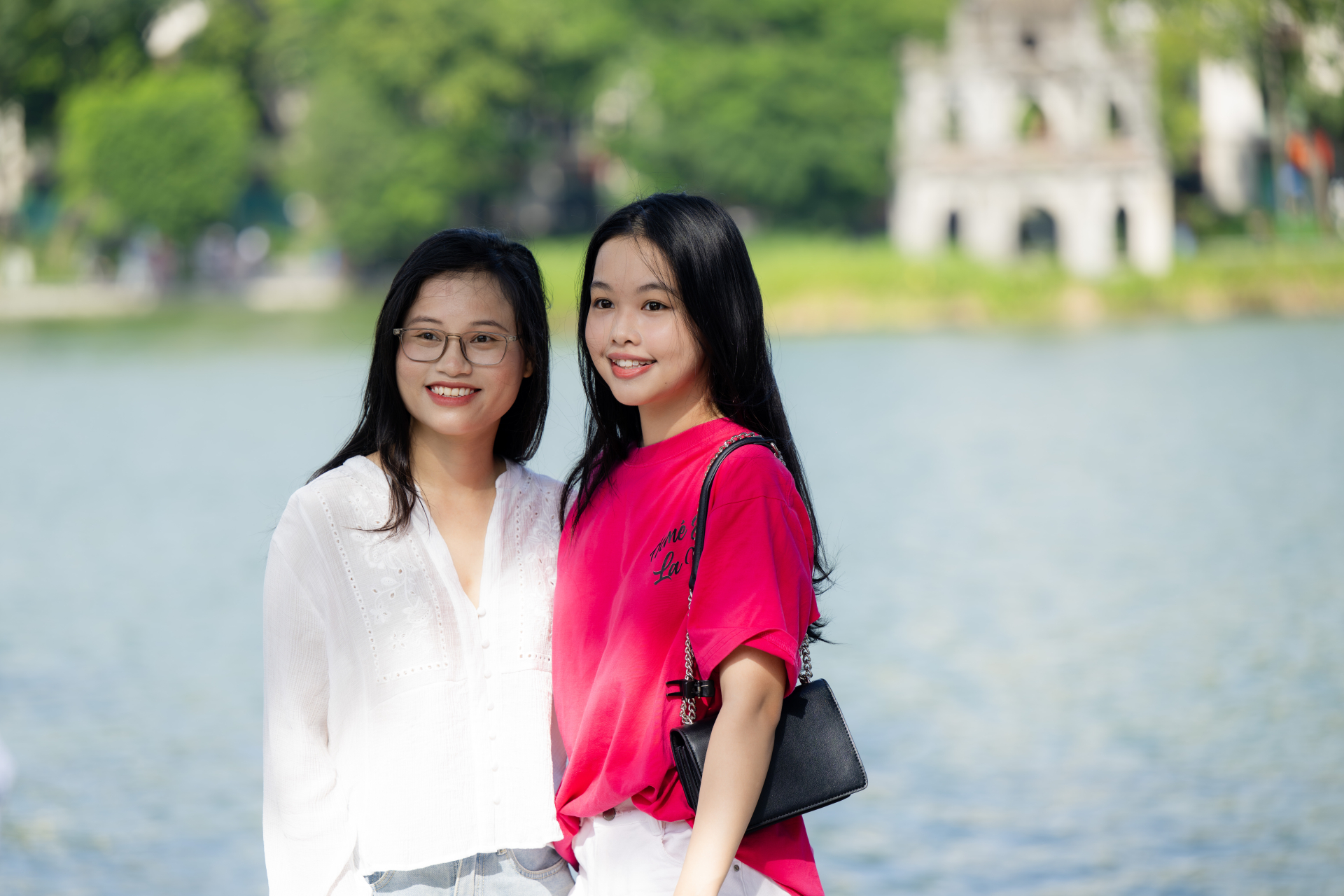 Giới trẻ H&agrave; Nội xếp h&agrave;ng v&agrave;o Lăng B&aacute;c v&agrave; chụp ảnh &aacute;o d&agrave;i b&ecirc;n di t&iacute;ch Nh&agrave; t&ugrave; Hỏa L&ograve; - Ảnh 27.