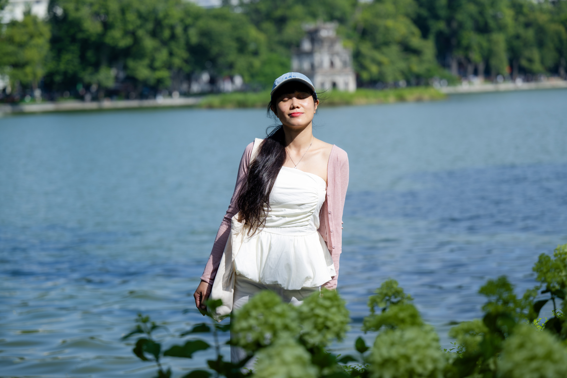 Giới trẻ H&agrave; Nội xếp h&agrave;ng v&agrave;o Lăng B&aacute;c v&agrave; chụp ảnh &aacute;o d&agrave;i b&ecirc;n di t&iacute;ch Nh&agrave; t&ugrave; Hỏa L&ograve; - Ảnh 26.