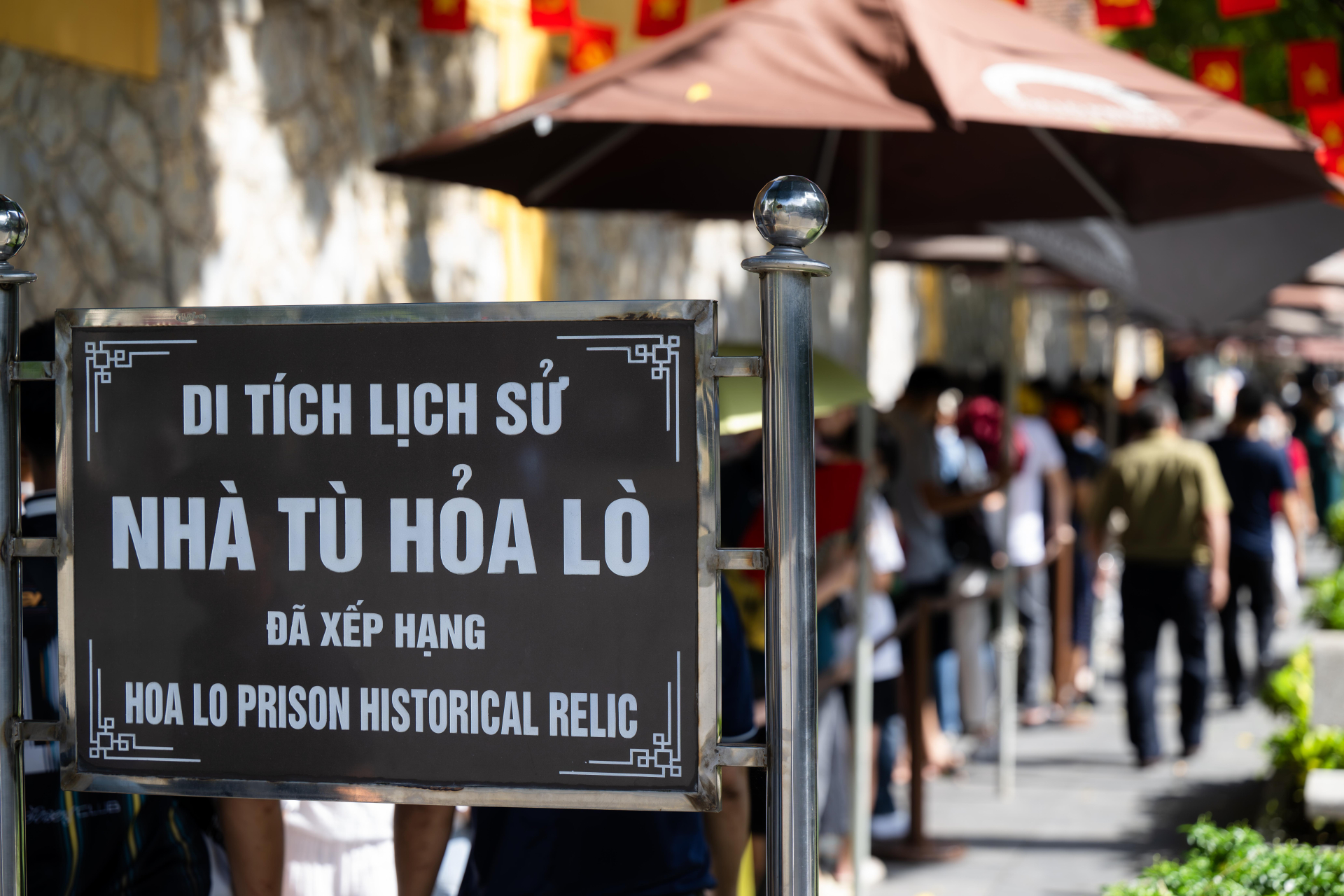 Giới trẻ H&agrave; Nội xếp h&agrave;ng v&agrave;o Lăng B&aacute;c v&agrave; chụp ảnh &aacute;o d&agrave;i b&ecirc;n di t&iacute;ch Nh&agrave; t&ugrave; Hỏa L&ograve; - Ảnh 8.