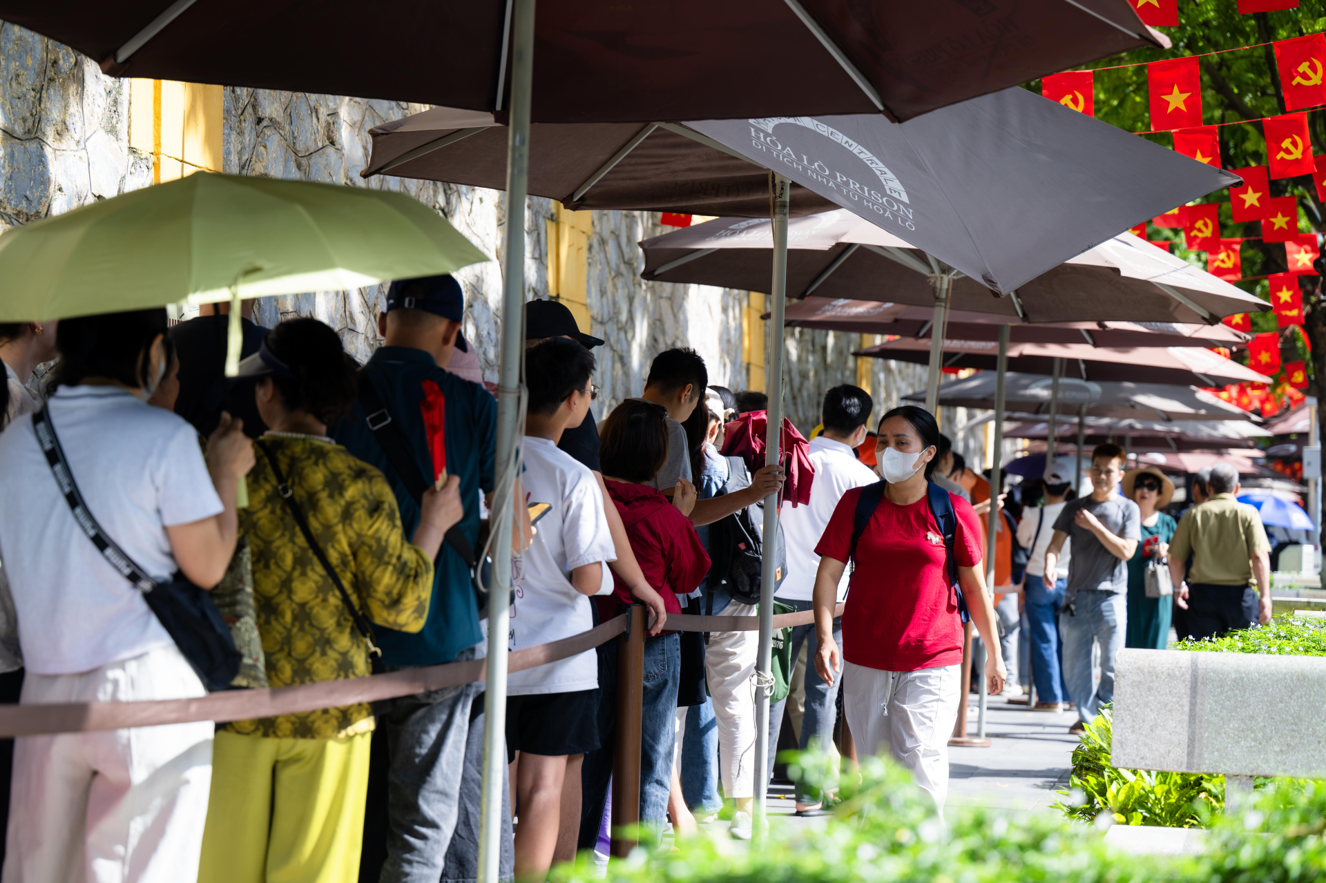 Giới trẻ H&agrave; Nội xếp h&agrave;ng v&agrave;o Lăng B&aacute;c v&agrave; chụp ảnh &aacute;o d&agrave;i b&ecirc;n di t&iacute;ch Nh&agrave; t&ugrave; Hỏa L&ograve; - Ảnh 9.